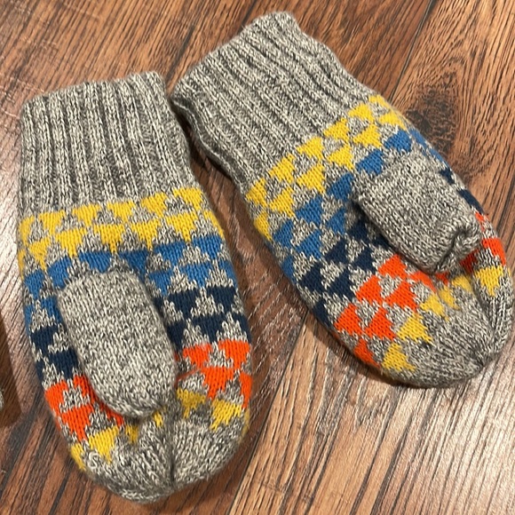 Boys beanie and mitten set size M/L toddler - Picture 4 of 6